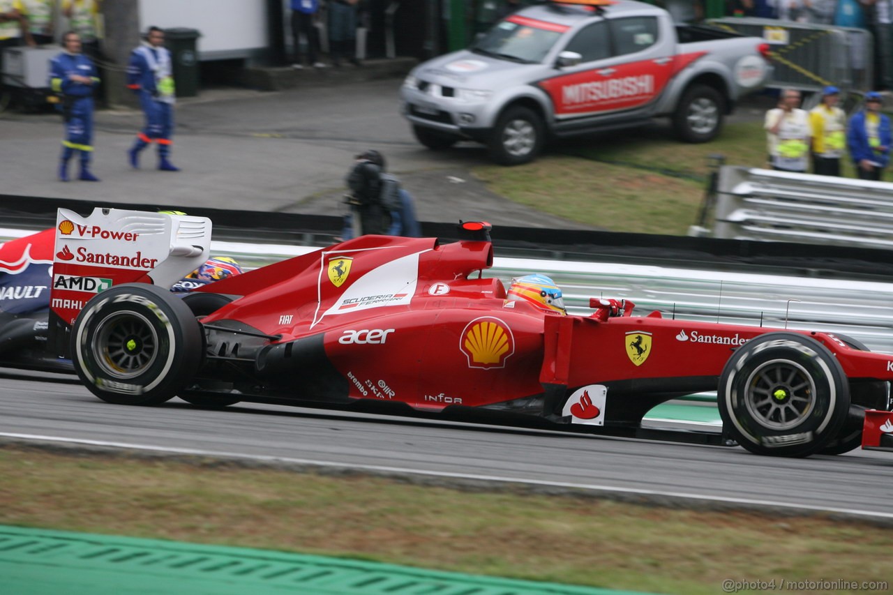 GP BRASILE, 25.11.2012- Gara, Fernando Alonso (ESP) Ferrari F2012 overtakes Mark Webber (AUS) Red Bull Racing RB8 