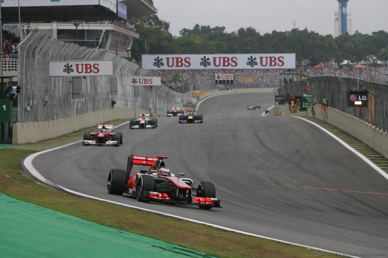 GP BRASILE, 25.11.2012- Gara, Jenson Button (GBR) McLaren Mercedes MP4-27 davanti a Fernando Alonso (ESP) Ferrari F2012 