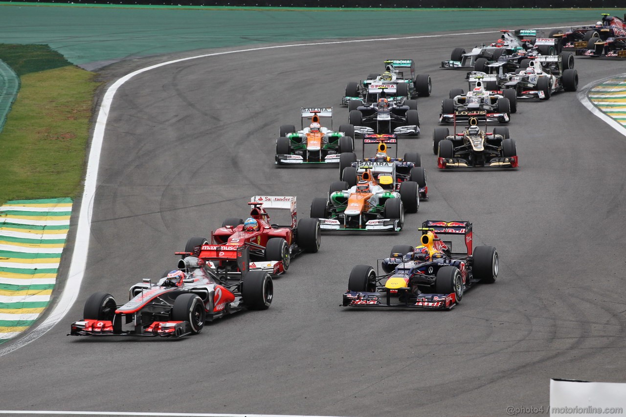 GP BRASILE, 25.11.2012- Gara, Start of the race, Jenson Button (GBR) McLaren Mercedes MP4-27 e Mark Webber (AUS) Red Bull Racing RB8 