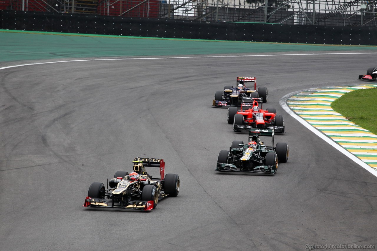 GP BRASILE, 25.11.2012- Gara, Romain Grosjean (FRA) Lotus F1 Team E20 davanti a Heikki Kovalainen (FIN) Caterham F1 Team CT01 