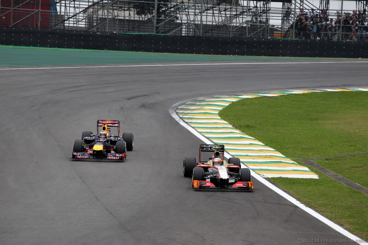 GP BRASILE, 25.11.2012- Gara, Sebastian Vettel (GER) Red Bull Racing RB8 e Narain Karthikeyan (IND) HRT Formula 1 Team F112 