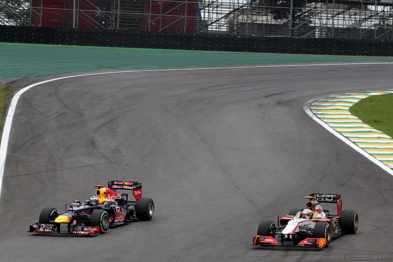 GP BRASILE, 25.11.2012- Gara, Sebastian Vettel (GER) Red Bull Racing RB8 e Narain Karthikeyan (IND) HRT Formula 1 Team F112 