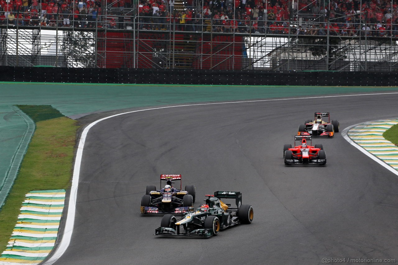 GP BRASILE, 25.11.2012- Gara, Heikki Kovalainen (FIN) Caterham F1 Team CT01 e Daniel Ricciardo (AUS) Scuderia Toro Rosso STR7 