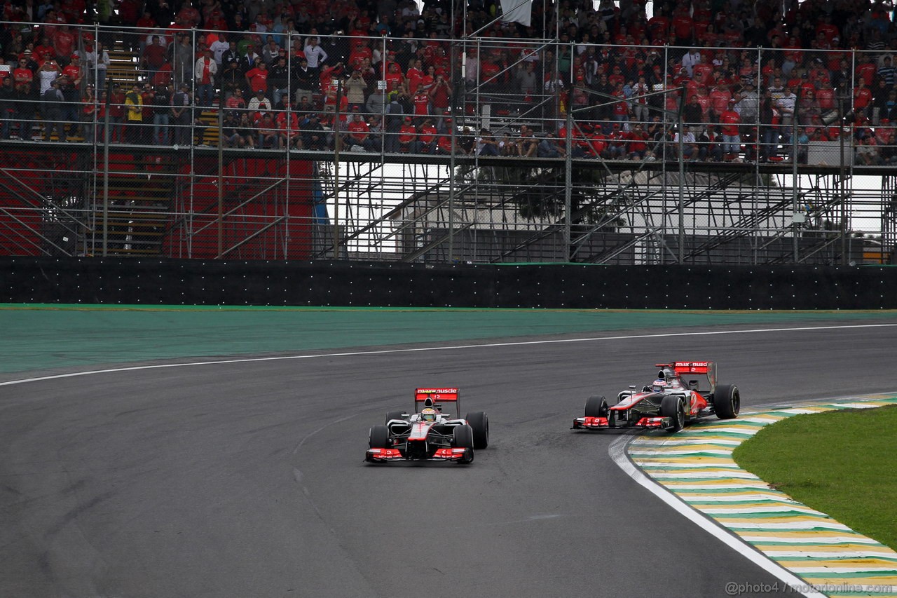 GP BRASILE, 25.11.2012- Gara, Lewis Hamilton (GBR) McLaren Mercedes MP4-27 davanti a Jenson Button (GBR) McLaren Mercedes MP4-27 