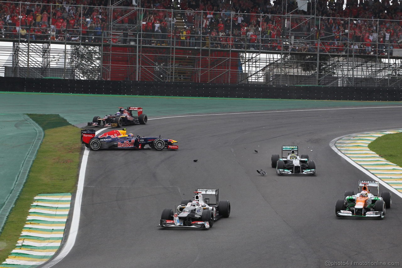 GP BRASILE, 25.11.2012- Gara, Mark Webber (AUS) Red Bull Racing RB8 spins 