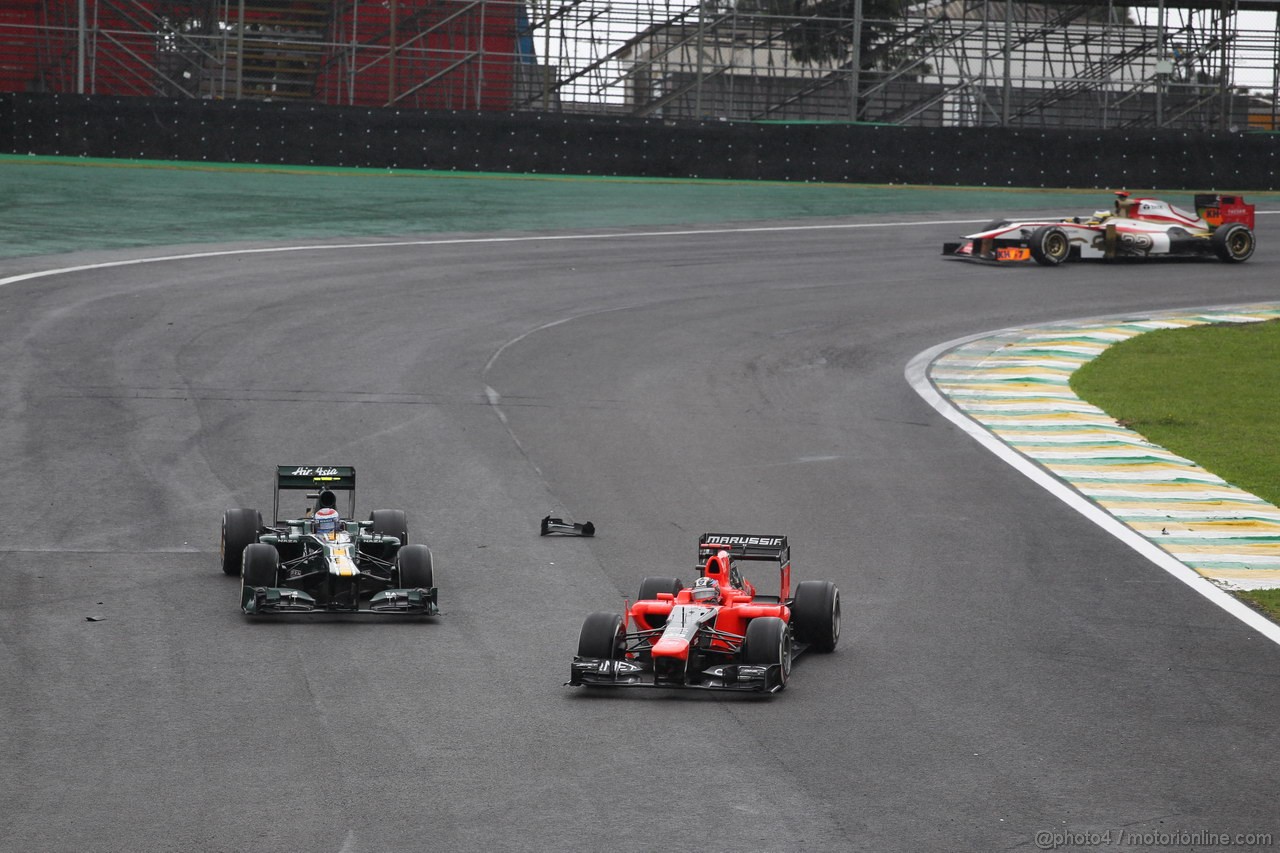 GP BRASILE, 25.11.2012- Gara, Vitaly Petrov (RUS) Caterham F1 Team CT01 e Timo Glock (GER) Marussia F1 Team MR01 