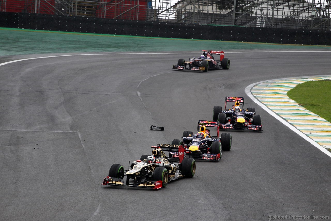 GP BRASILE, 25.11.2012- Gara, Kimi Raikkonen (FIN) Lotus F1 Team E20 davanti a Mark Webber (AUS) Red Bull Racing RB8 