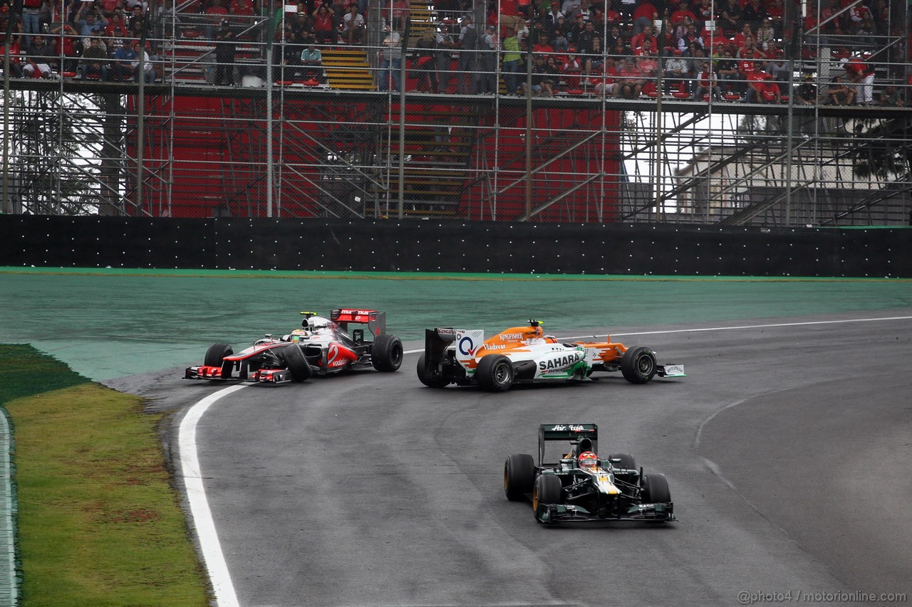 GP BRASILE, 25.11.2012- Gara, Crash, Nico Hulkenberg (GER) Sahara Force India F1 Team VJM05 e Lewis Hamilton (GBR) McLaren Mercedes MP4-27 