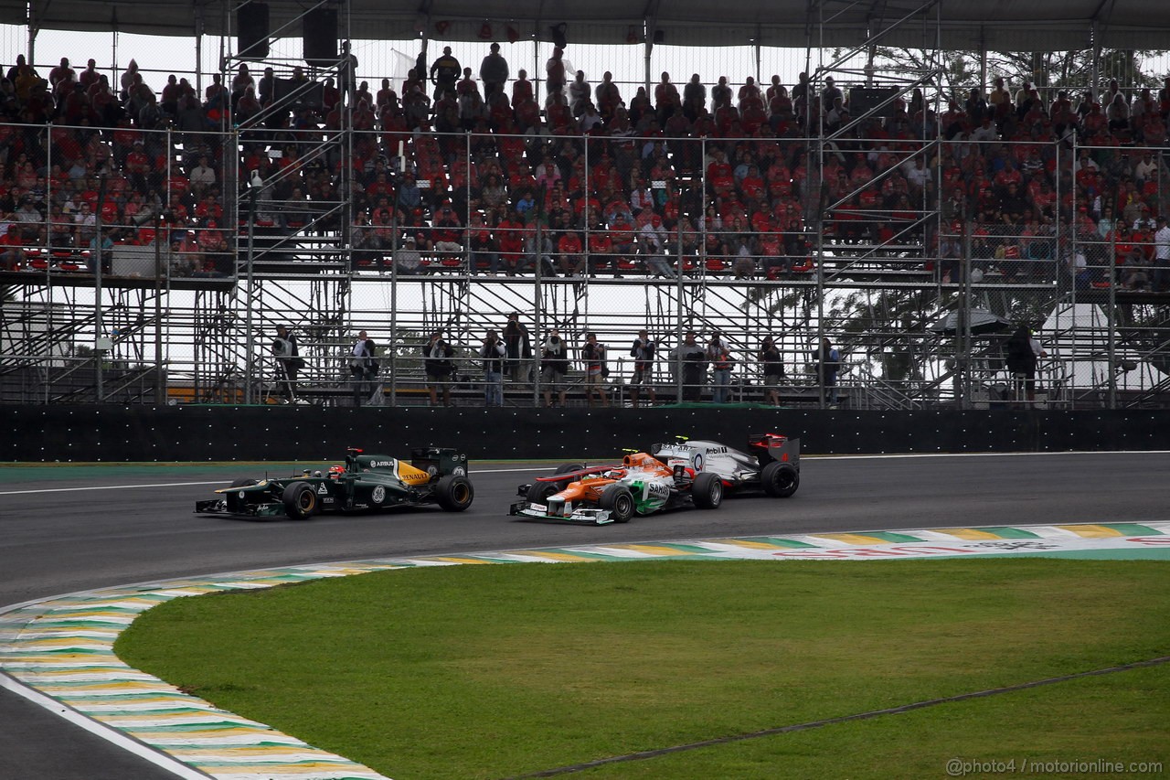 GP BRASILE, 25.11.2012- Gara, Crash, Nico Hulkenberg (GER) Sahara Force India F1 Team VJM05 e Lewis Hamilton (GBR) McLaren Mercedes MP4-27 