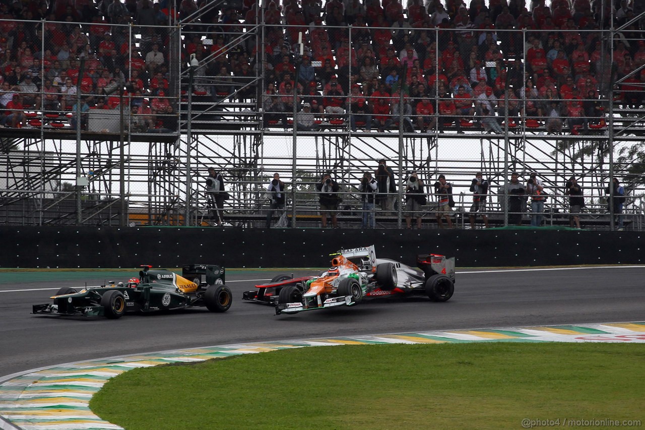 GP BRASILE, 25.11.2012- Gara, Crash, Nico Hulkenberg (GER) Sahara Force India F1 Team VJM05 e Lewis Hamilton (GBR) McLaren Mercedes MP4-27 