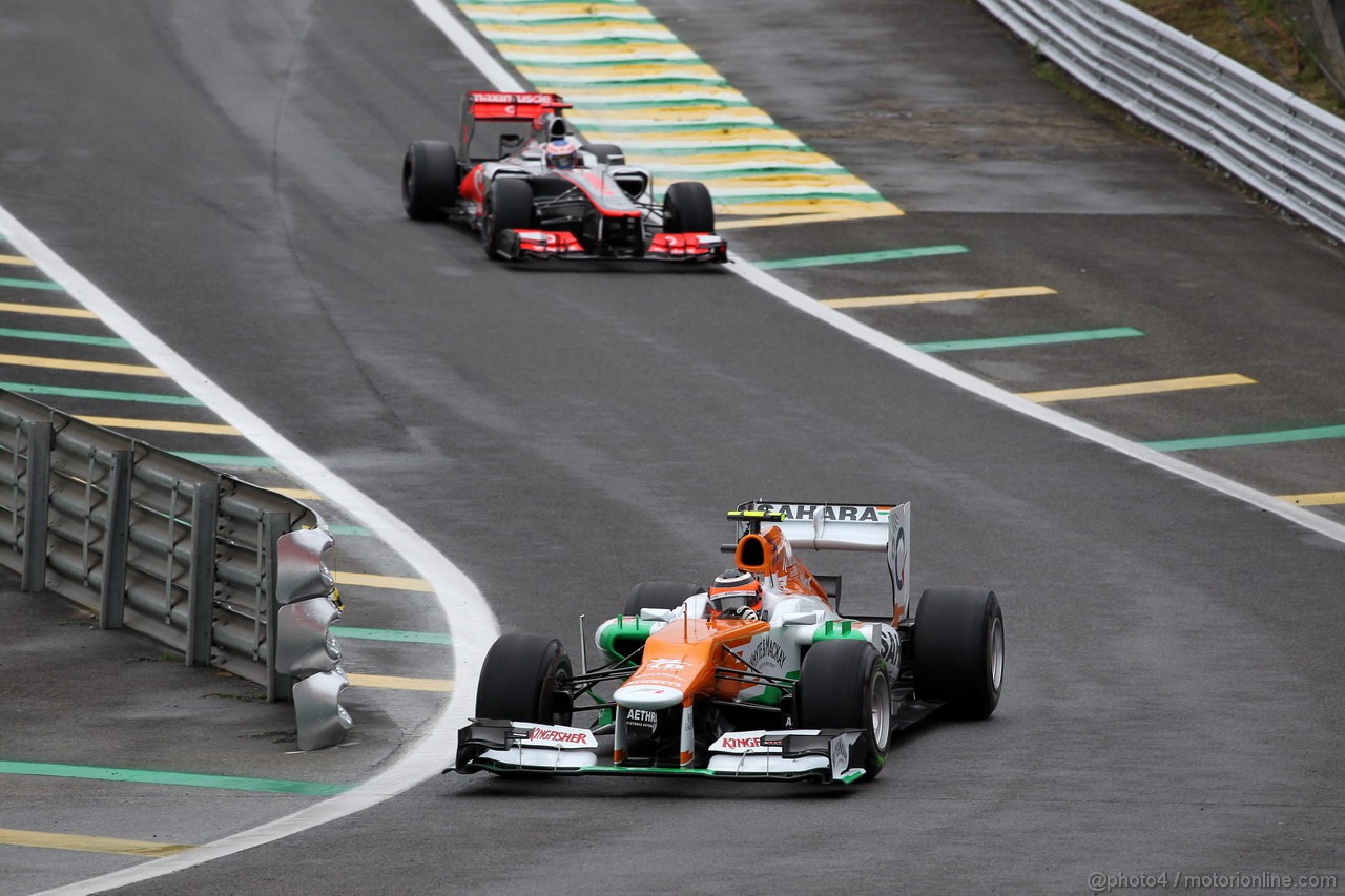 GP BRASILE, 25.11.2012- Gara, Nico Hulkenberg (GER) Sahara Force India F1 Team VJM05 e Jenson Button (GBR) McLaren Mercedes MP4-27 