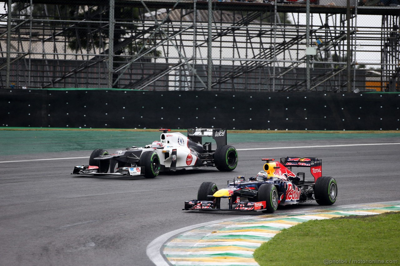 GP BRASILE, 25.11.2012- Gara, Kamui Kobayashi (JAP) Sauber F1 Team C31 e Sebastian Vettel (GER) Red Bull Racing RB8 