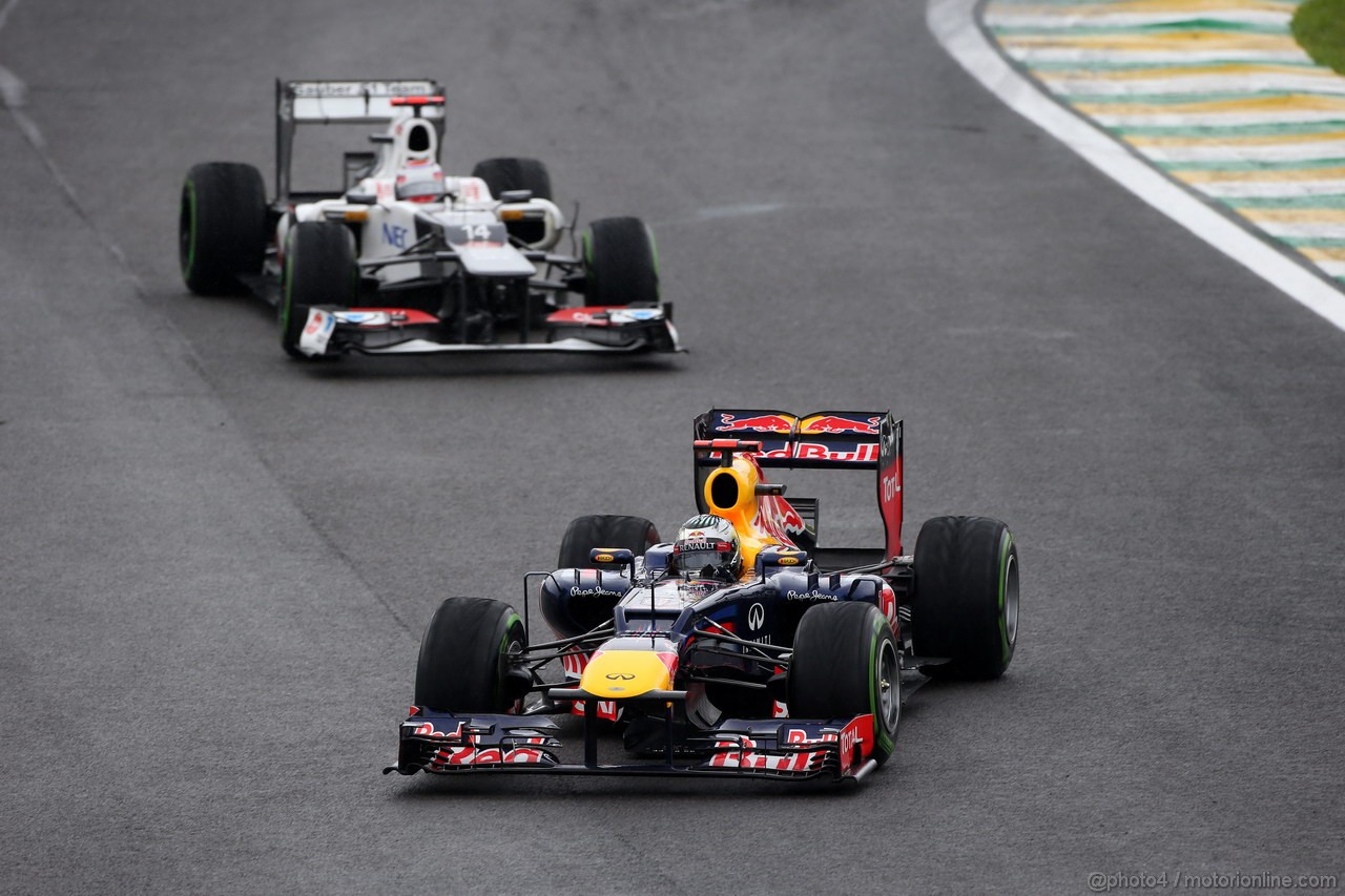 GP BRASILE, 25.11.2012- Gara, Sebastian Vettel (GER) Red Bull Racing RB8 e Kamui Kobayashi (JAP) Sauber F1 Team C31 
