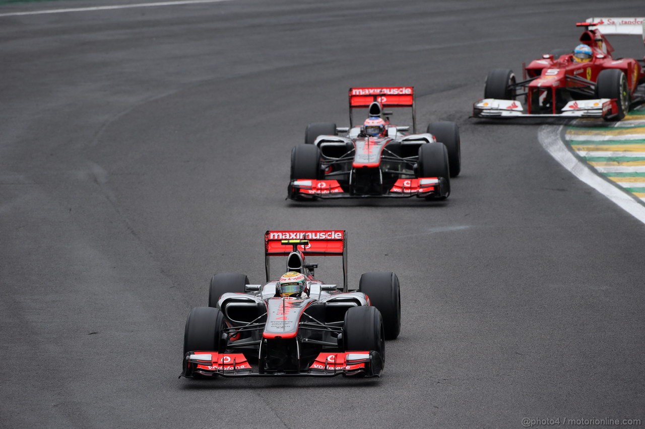 GP BRASILE, 25.11.2012- Gara, Lewis Hamilton (GBR) McLaren Mercedes MP4-27 davanti a Jenson Button (GBR) McLaren Mercedes MP4-27 