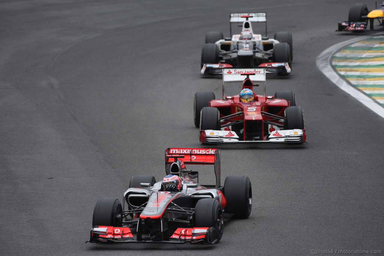 GP BRASILE, 25.11.2012- Gara, Jenson Button (GBR) McLaren Mercedes MP4-27 davanti a Fernando Alonso (ESP) Ferrari F2012 