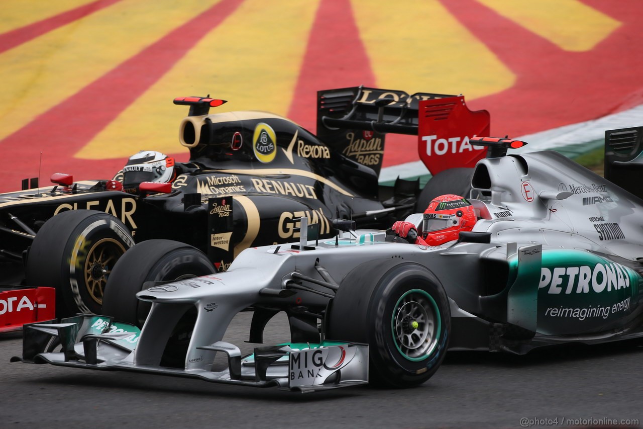 GP BRASILE, 25.11.2012- Gara, Kimi Raikkonen (FIN) Lotus F1 Team E20 e Michael Schumacher (GER) Mercedes AMG F1 W03 