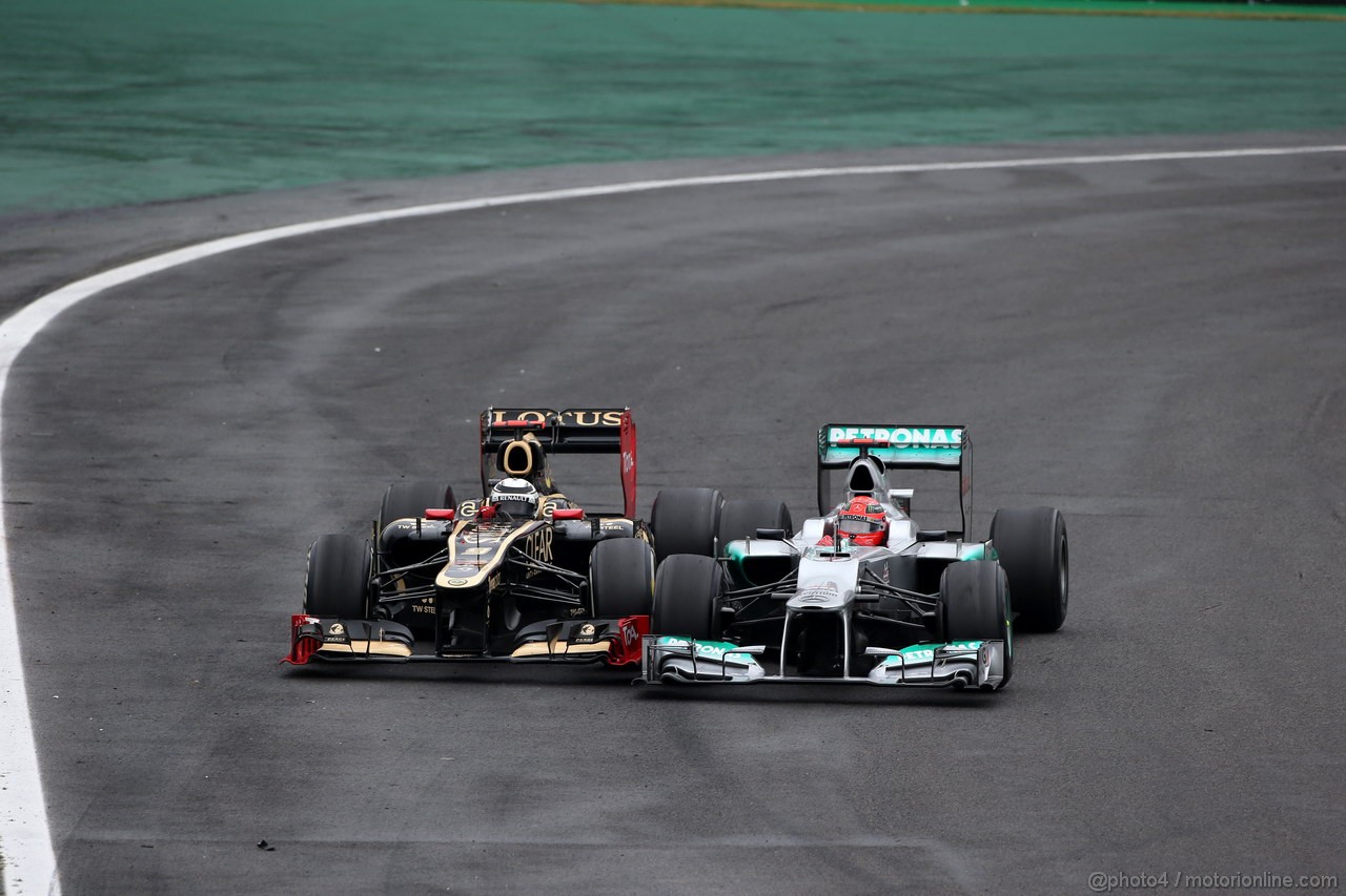GP BRASILE, 25.11.2012- Gara, Kimi Raikkonen (FIN) Lotus F1 Team E20 e Michael Schumacher (GER) Mercedes AMG F1 W03