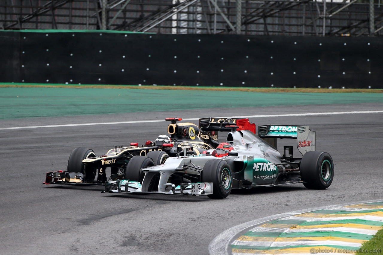 GP BRASILE, 25.11.2012- Gara, Kimi Raikkonen (FIN) Lotus F1 Team E20 e Michael Schumacher (GER) Mercedes AMG F1 W03