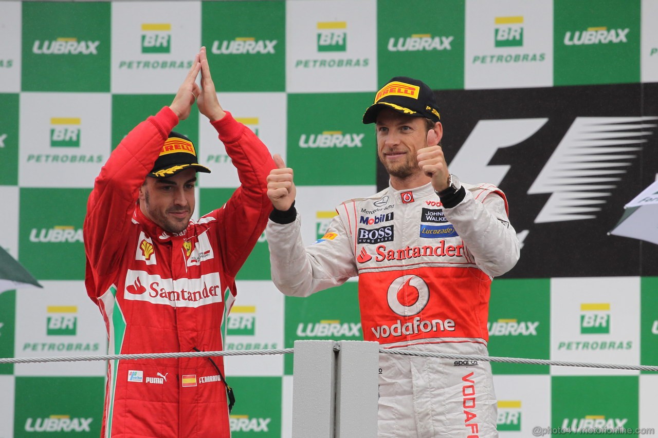 GP BRASILE, 25.11.2012- Gara, Jenson Button (GBR) McLaren Mercedes MP4-27 vincitore e secondo Fernando Alonso (ESP) Ferrari F2012 