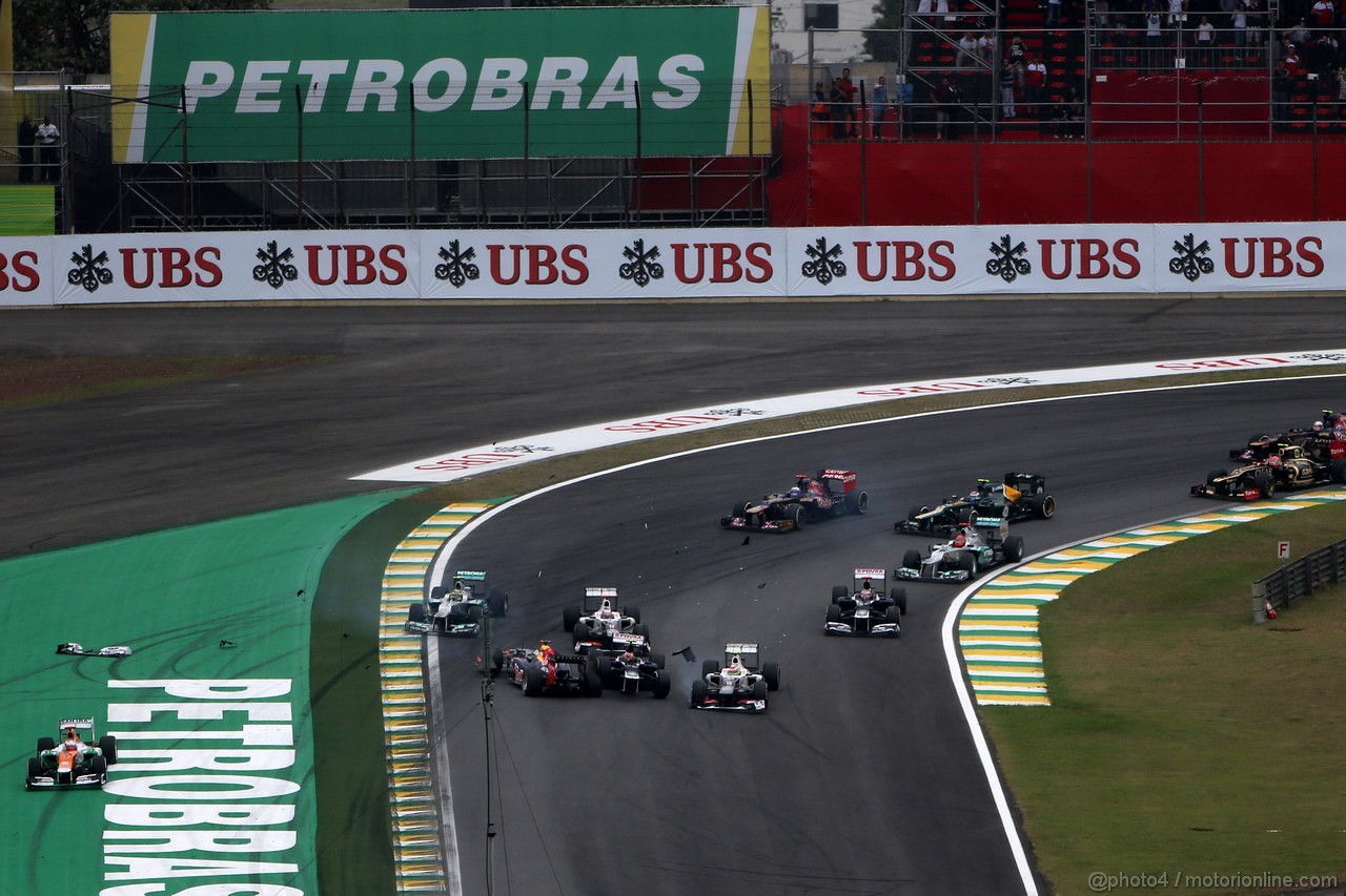 GP BRASILE, 25.11.2012- Gara, Crash, Sebastian Vettel (GER) Red Bull Racing RB8 e Bruno Senna (BRA) Williams F1 Team FW34 