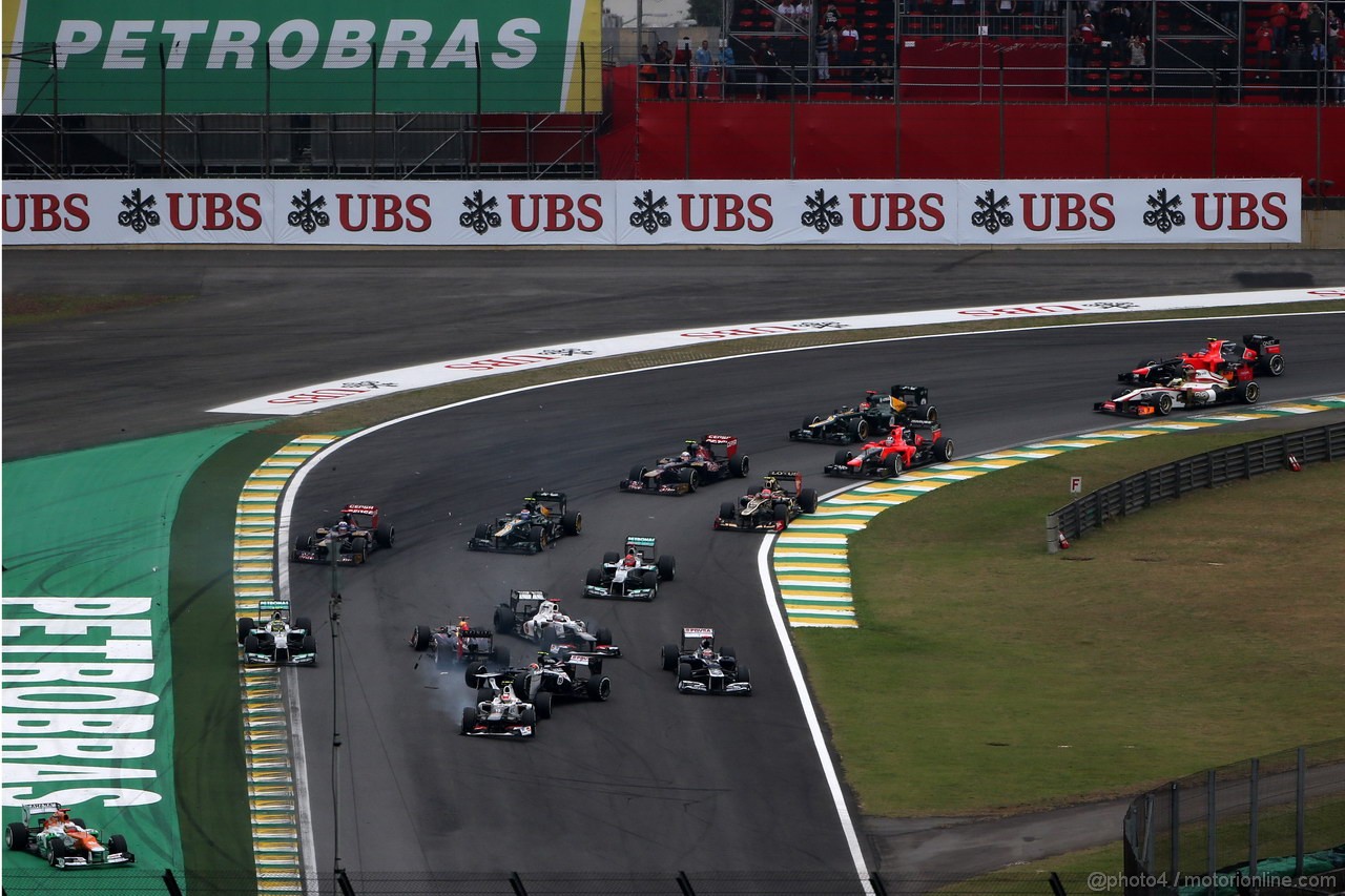 GP BRASILE, 25.11.2012- Gara, Crash, Sebastian Vettel (GER) Red Bull Racing RB8, Sergio Prez (MEX) Sauber F1 Team C31 e Bruno Senna (BRA) Williams F1 Team FW34 