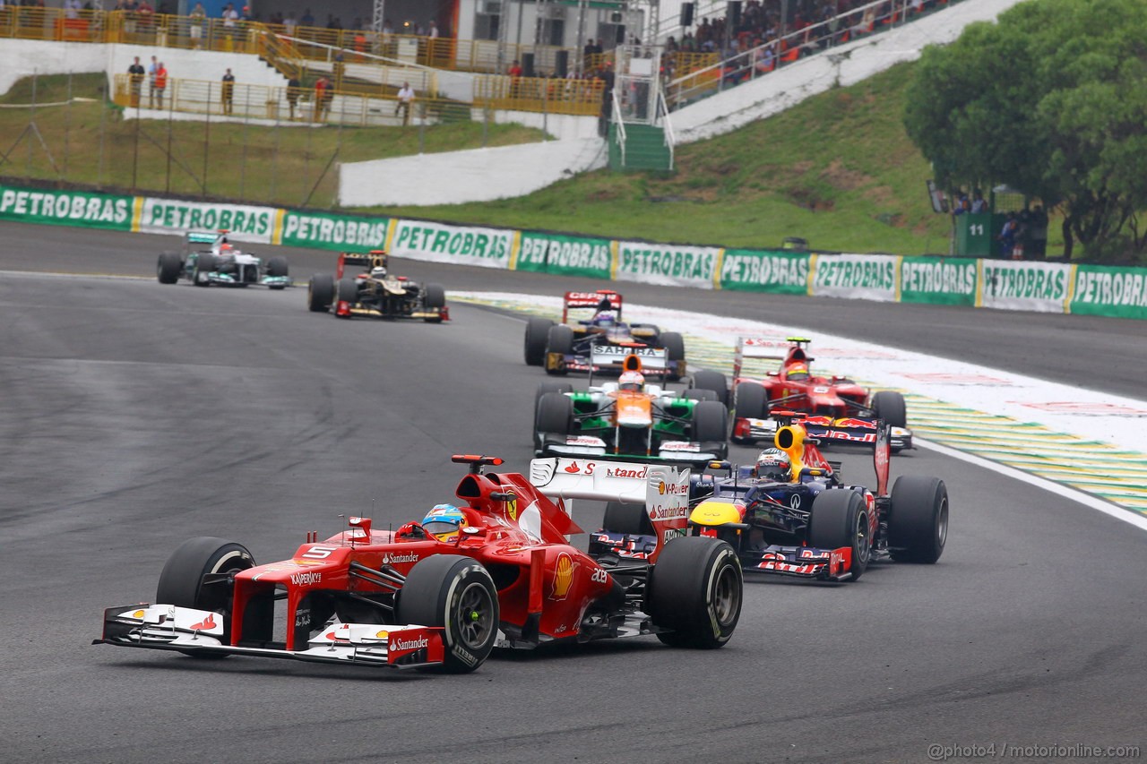 GP BRASILE, 25.11.2012- Gara, Fernando Alonso (ESP) Ferrari F2012 davanti a Sebastian Vettel (GER) Red Bull Racing RB8 