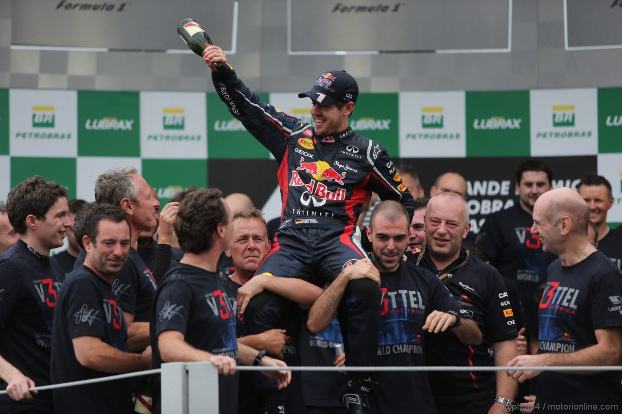 GP BRASILE, 25.11.2012- Gara, Festeggiamenti, Sebastian Vettel (GER) Red Bull Racing RB8, World Champion 2012 with Adrian Newey (GBR), Red Bull Racing , Technical Operations Director e Christian Horner (GBR), Red Bull Racing, Sporting Director