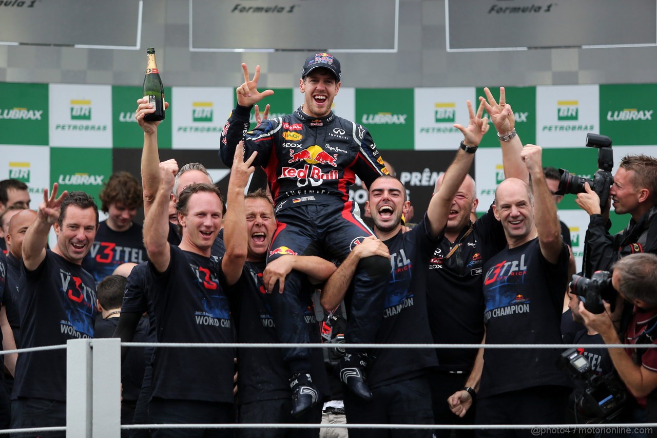 GP BRASILE, 25.11.2012- Gara, Festeggiamenti, Sebastian Vettel (GER) Red Bull Racing RB8, World Champion 2012 with Adrian Newey (GBR), Red Bull Racing , Technical Operations Director e Christian Horner (GBR), Red Bull Racing, Sporting Director