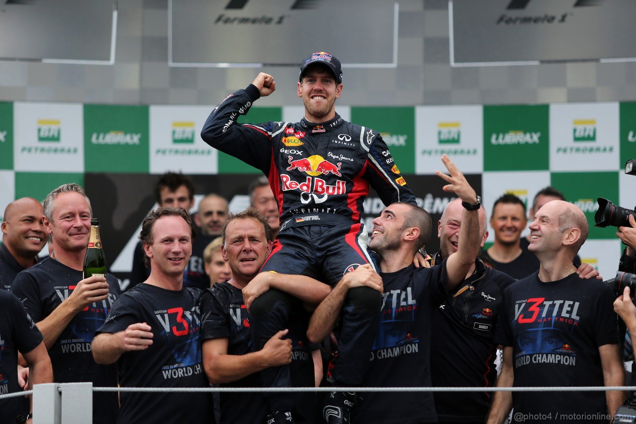 GP BRASILE, 25.11.2012- Gara, Festeggiamenti, Sebastian Vettel (GER) Red Bull Racing RB8, World Champion 2012 with Adrian Newey (GBR), Red Bull Racing , Technical Operations Director e Christian Horner (GBR), Red Bull Racing, Sporting Director