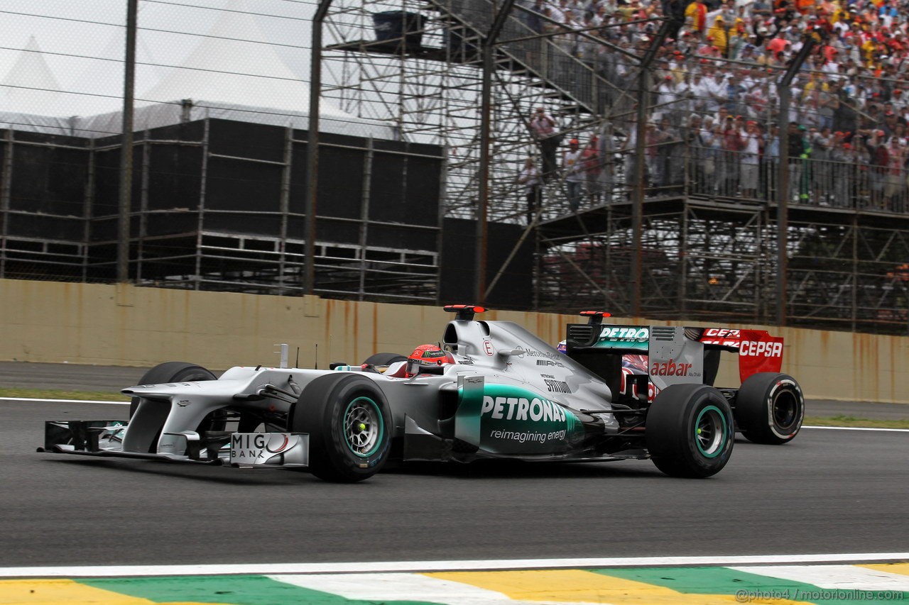 GP BRASILE, 25.11.2012- Gara, Michael Schumacher (GER) Mercedes AMG F1 W03 e Daniel Ricciardo (AUS) Scuderia Toro Rosso STR7 