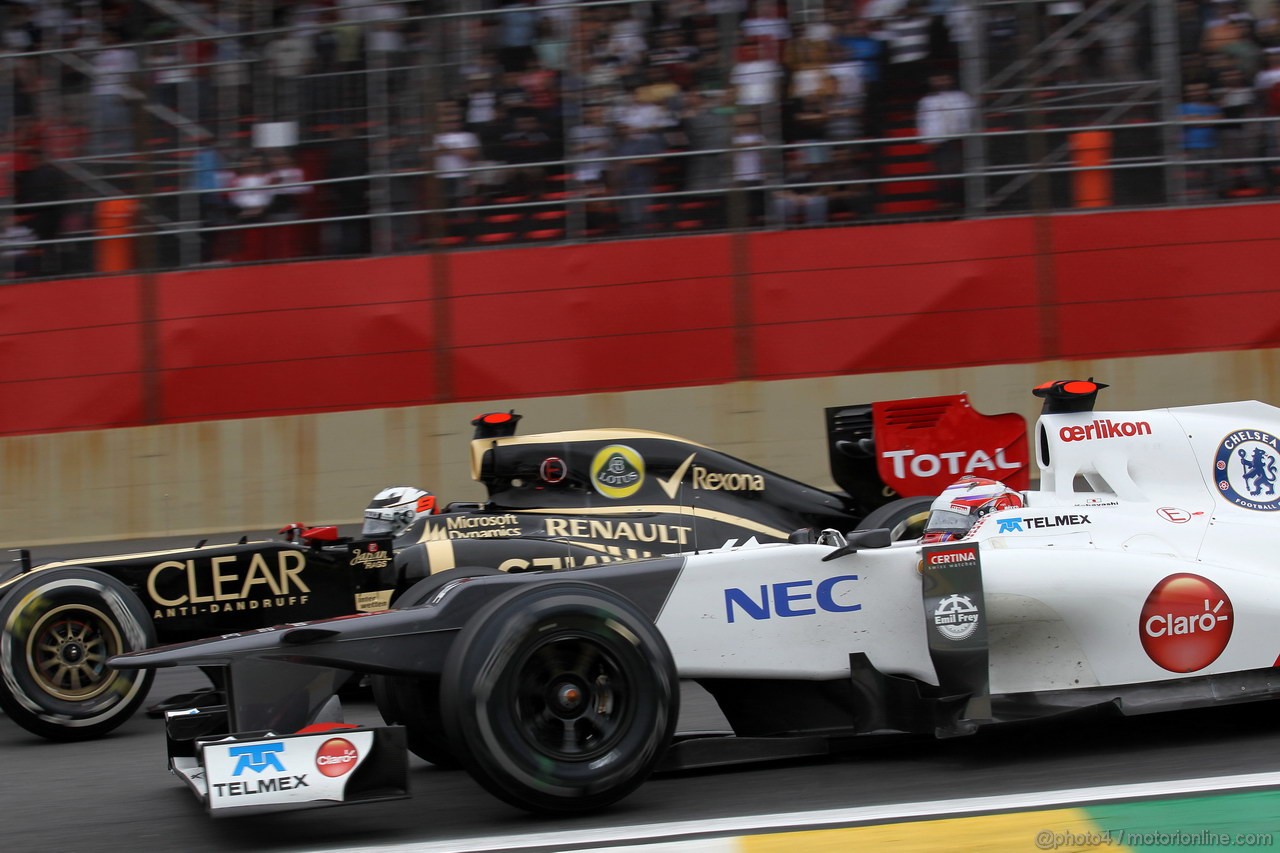 GP BRASILE, 25.11.2012- Gara, Kamui Kobayashi (JAP) Sauber F1 Team C31 e Kimi Raikkonen (FIN) Lotus F1 Team E20 