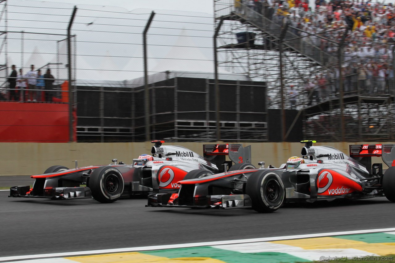 GP BRASILE, 25.11.2012- Gara, Jenson Button (GBR) McLaren Mercedes MP4-27 e Lewis Hamilton (GBR) McLaren Mercedes MP4-27