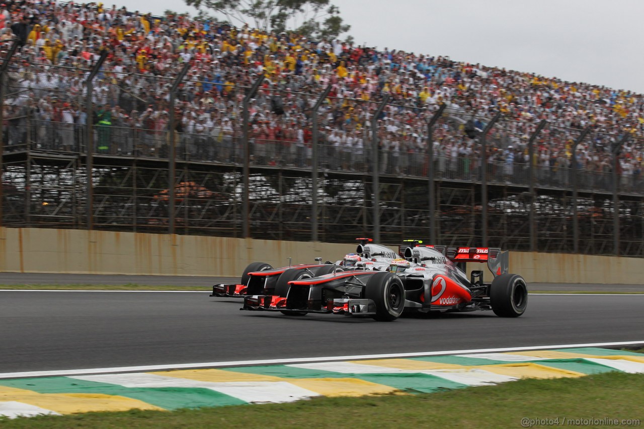 GP BRASILE, 25.11.2012- Gara, Jenson Button (GBR) McLaren Mercedes MP4-27 e Lewis Hamilton (GBR) McLaren Mercedes MP4-27