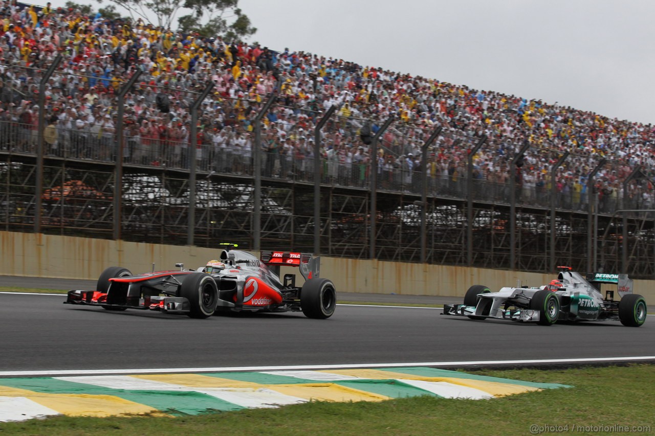 GP BRASILE, 25.11.2012- Gara, Lewis Hamilton (GBR) McLaren Mercedes MP4-27 e Michael Schumacher (GER) Mercedes AMG F1 W03 