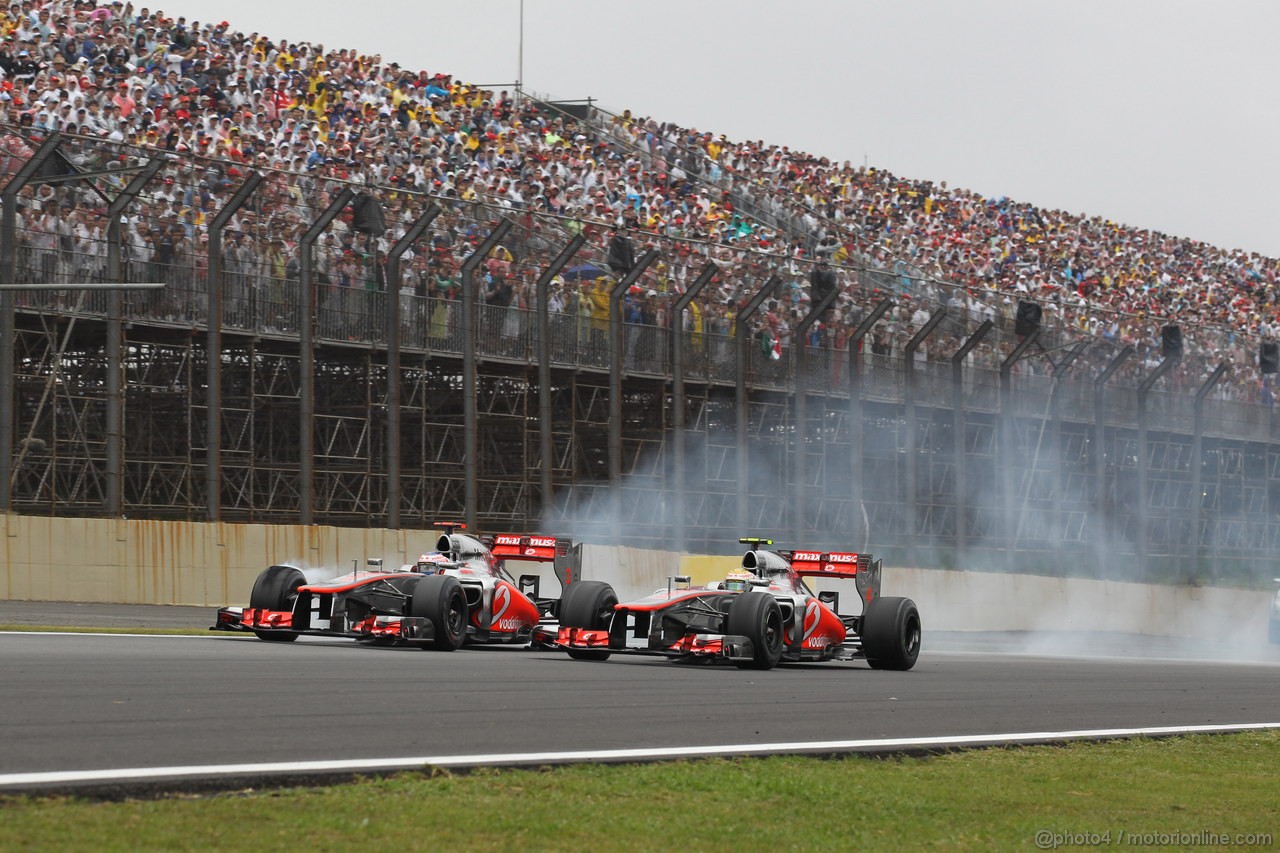 GP BRASILE, 25.11.2012- Gara, Jenson Button (GBR) McLaren Mercedes MP4-27 e Lewis Hamilton (GBR) McLaren Mercedes MP4-27