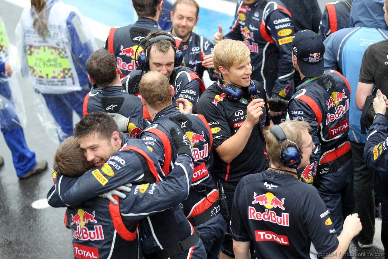 GP BRASILE, 25.11.2012- Gara, Red Bull team celebration