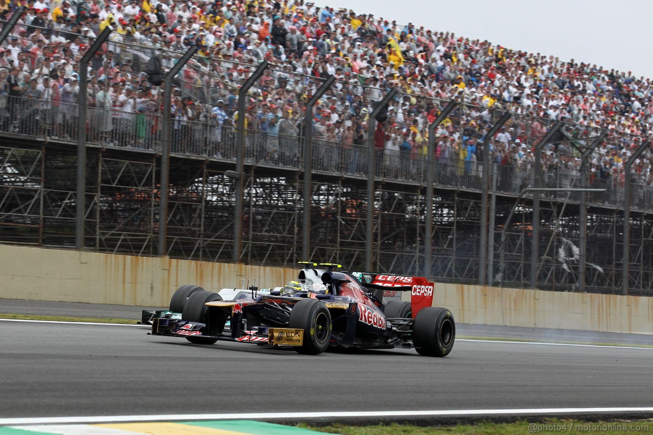 GP BRASILE, 25.11.2012- Gara, Nico Rosberg (GER) Mercedes AMG F1 W03 e Jean-Eric Vergne (FRA) Scuderia Toro Rosso STR7 