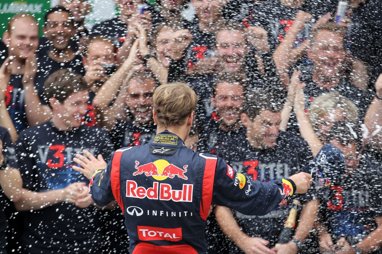 GP BRASILE, 25.11.2012- Gara, Festeggiamenti, Sebastian Vettel (GER) Red Bull Racing RB8, 3 times World Champion 