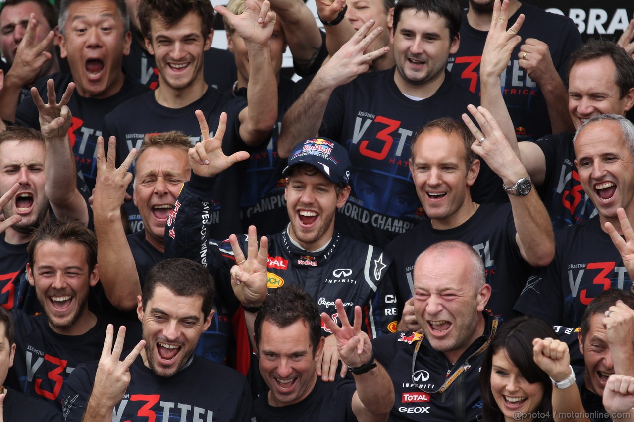 GP BRASILE, 25.11.2012- Gara, Festeggiamenti, Sebastian Vettel (GER) Red Bull Racing RB8, 3 times World Champion 