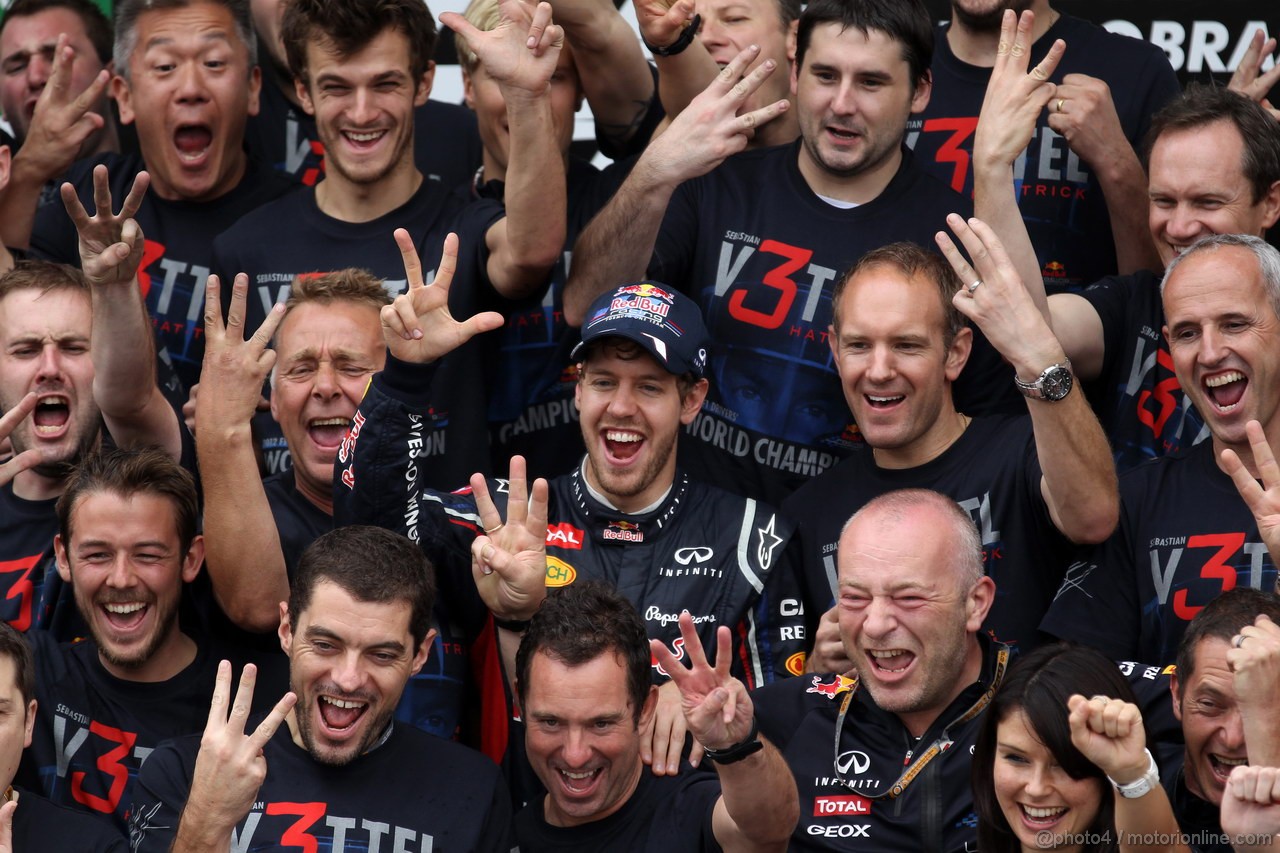 GP BRASILE, 25.11.2012- Gara, Festeggiamenti, Sebastian Vettel (GER) Red Bull Racing RB8, 3 times World Champion 2012 