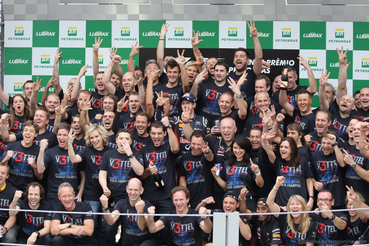 GP BRASILE, 25.11.2012- Gara, Festeggiamenti, Sebastian Vettel (GER) Red Bull Racing RB8, 3 times World Champion 2012 