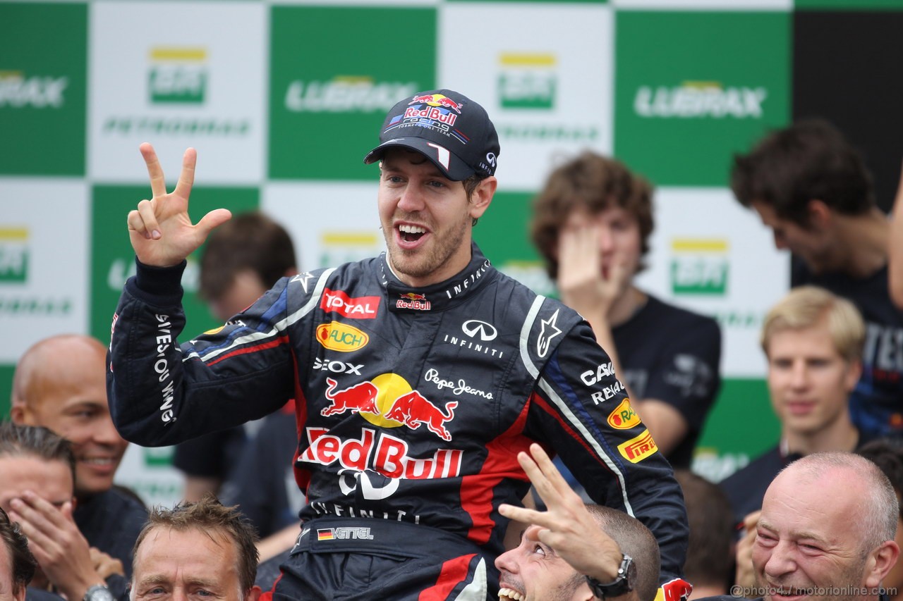 GP BRASILE, 25.11.2012- Gara, Festeggiamenti, Sebastian Vettel (GER) Red Bull Racing RB8, 3 times World Champion 2012 