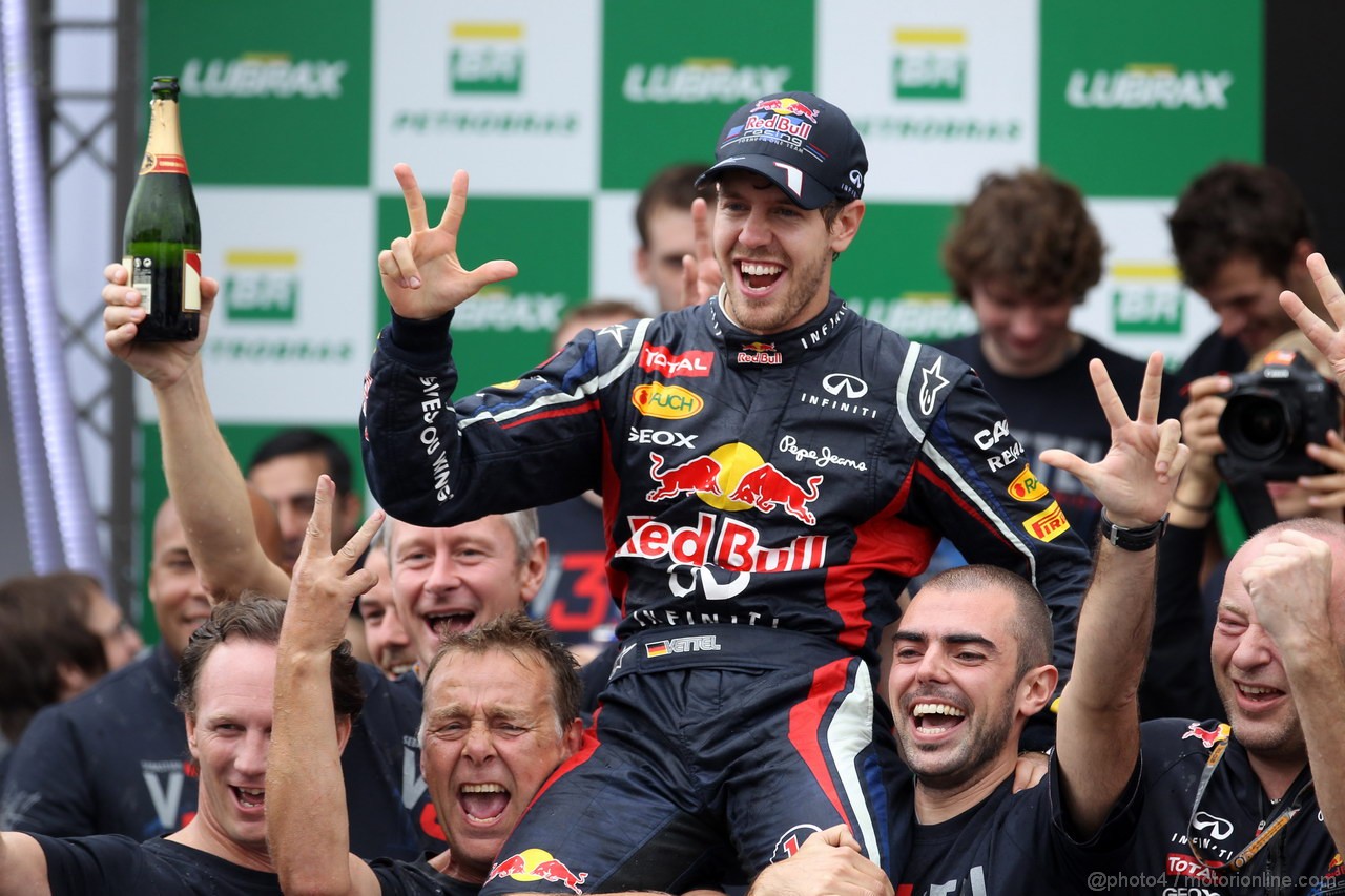 GP BRASILE, 25.11.2012- Gara, Festeggiamenti, Sebastian Vettel (GER) Red Bull Racing RB8 World Champion 2012 with Adrian Newey (GBR), Red Bull Racing , Technical Operations Director e Christian Horner (GBR), Red Bull Racing, Sporting Director 