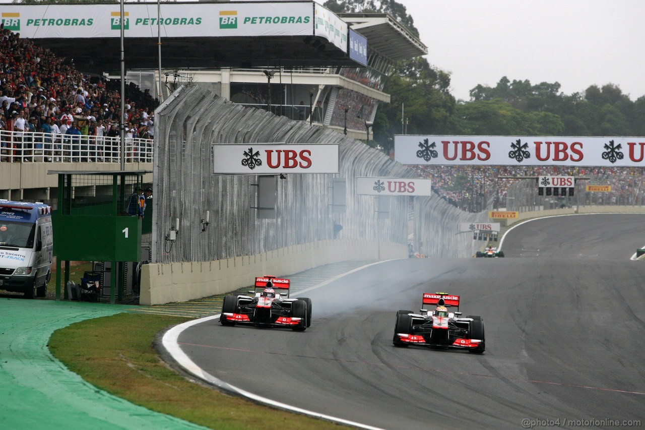 GP BRASILE, 25.11.2012- Gara, Jenson Button (GBR) McLaren Mercedes MP4-27 e Lewis Hamilton (GBR) McLaren Mercedes MP4-27 