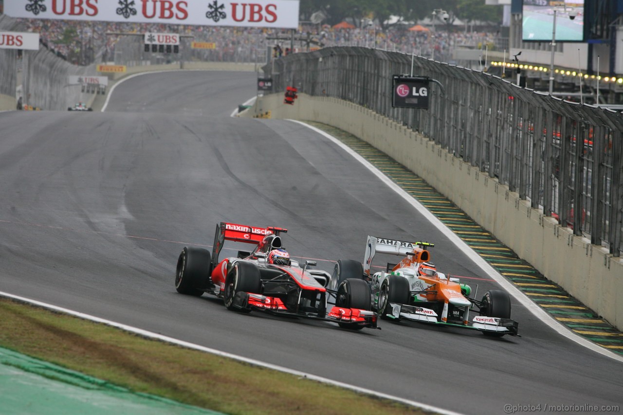 GP BRASILE, 25.11.2012- Gara, Jenson Button (GBR) McLaren Mercedes MP4-27 e Nico Hulkenberg (GER) Sahara Force India F1 Team VJM05