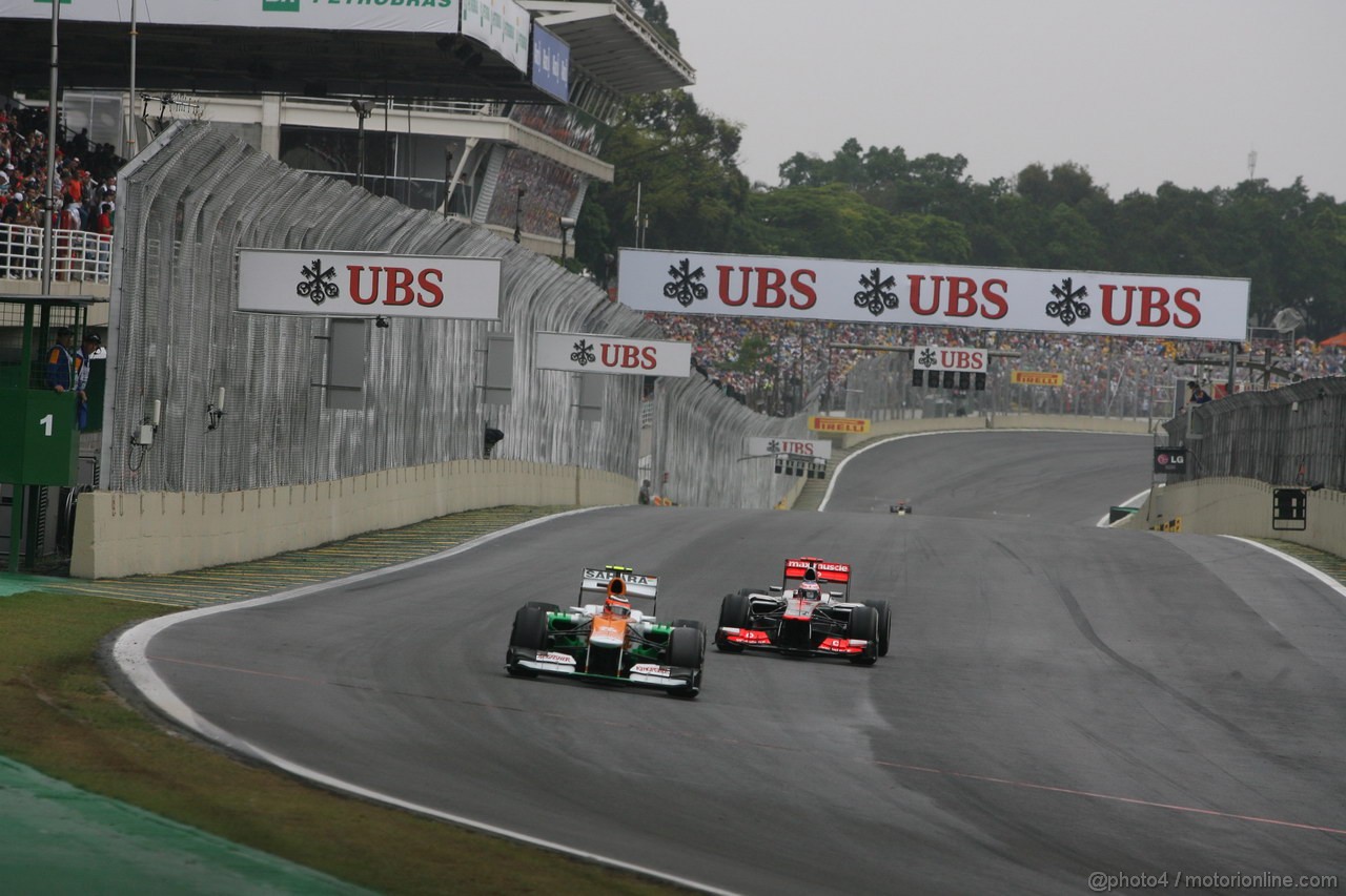 GP BRASILE, 25.11.2012- Gara, Nico Hulkenberg (GER) Sahara Force India F1 Team VJM05 e Jenson Button (GBR) McLaren Mercedes MP4-27 