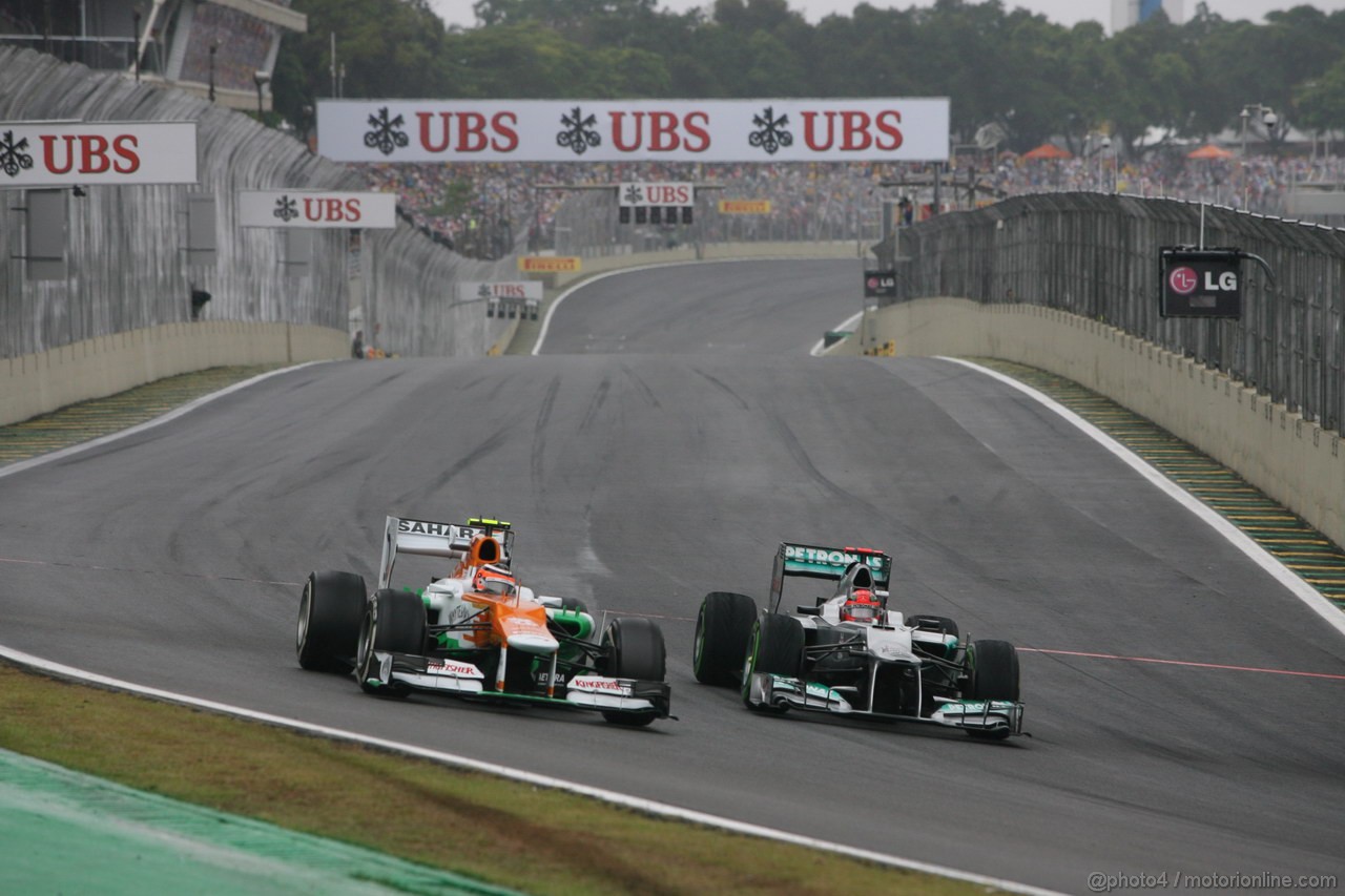 GP BRASILE, 25.11.2012- Gara, Nico Hulkenberg (GER) Sahara Force India F1 Team VJM05 e Michael Schumacher (GER) Mercedes AMG F1 W03 