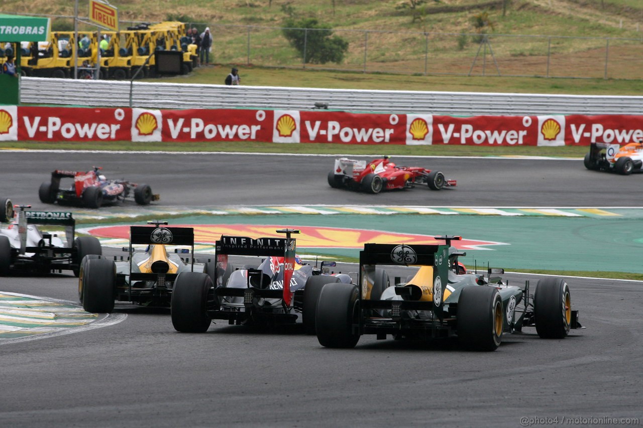 GP BRASILE, 25.11.2012- Gara, Mark Webber (AUS) Red Bull Racing RB8 e Heikki Kovalainen (FIN) Caterham F1 Team CT01 