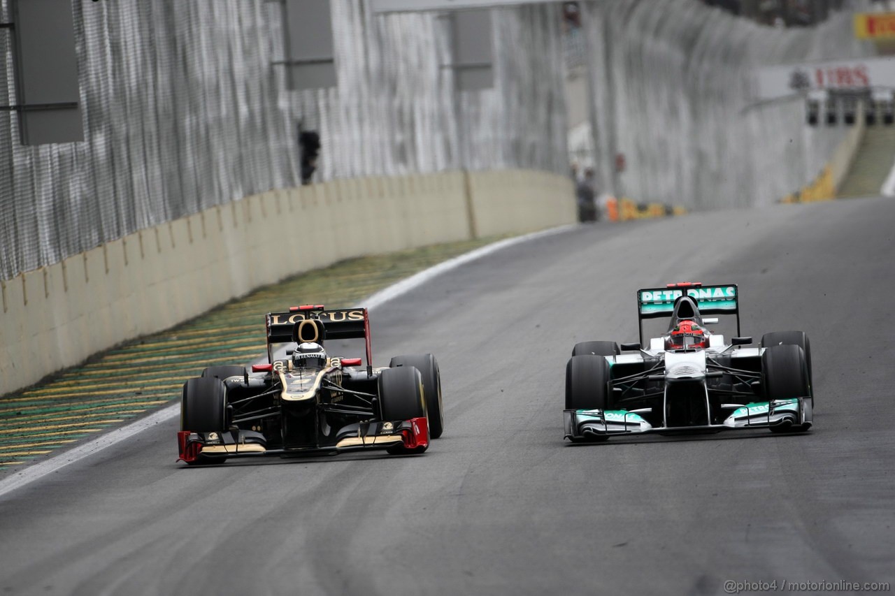 GP BRASILE, 25.11.2012- Gara, Kimi Raikkonen (FIN) Lotus F1 Team E20 e Michael Schumacher (GER) Mercedes AMG F1 W03