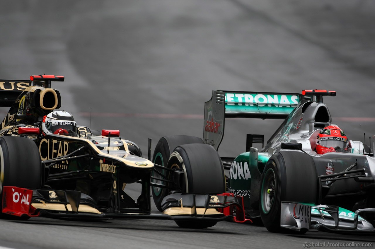 GP BRASILE, 25.11.2012- Gara, Kimi Raikkonen (FIN) Lotus F1 Team E20 e Michael Schumacher (GER) Mercedes AMG F1 W03 